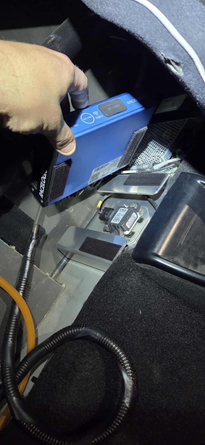 Connecting a diagnostic tool to the Bosch Motorsport M5 ABS installation in a Lotus Exige S V6